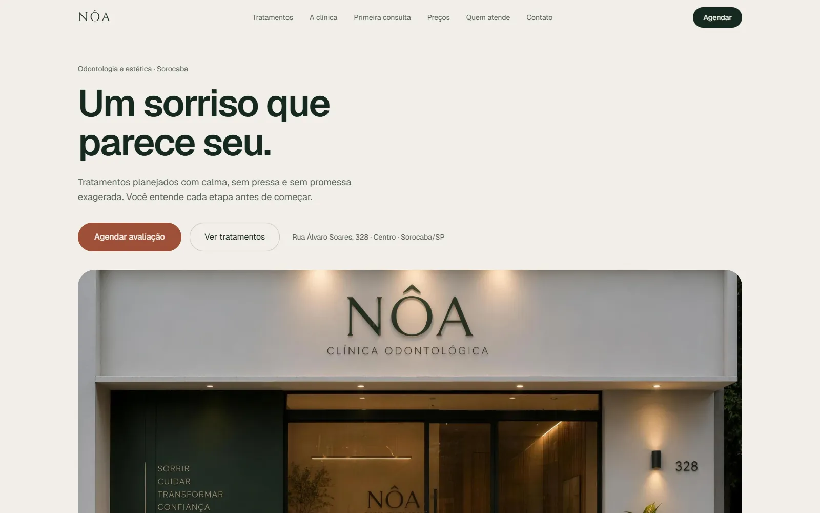 Site da Clínica NÔA: verde profundo e terracota sobre fundo claro, com o título Um sorriso que parece seu